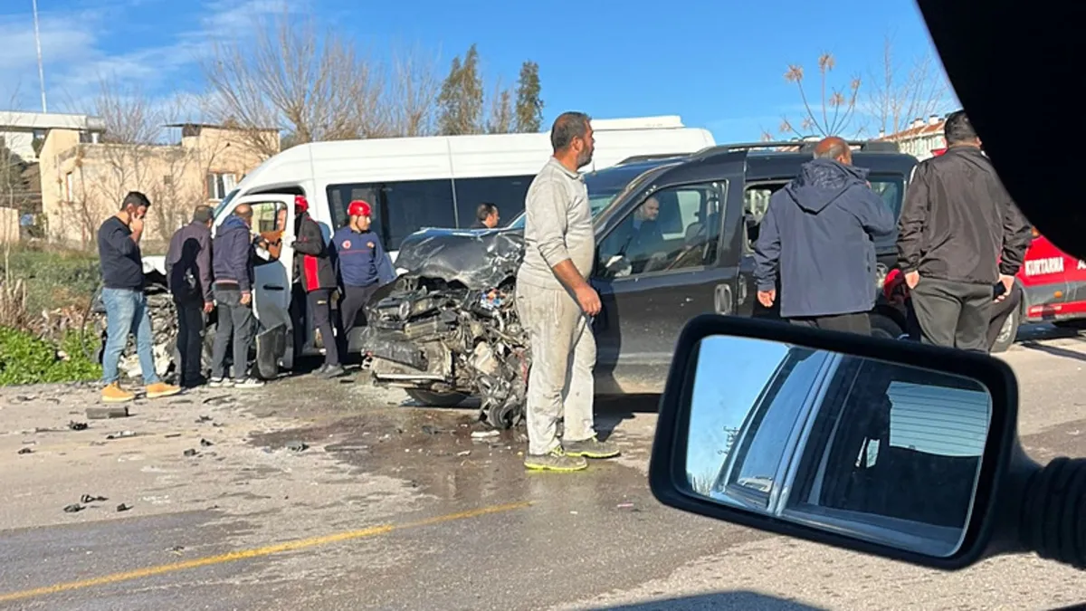 Osmaniye'de minibüs araçla çarpıştı: 7 yaralı Osmaniye'de minibüs araçla çarpıştı: 7 yaralı