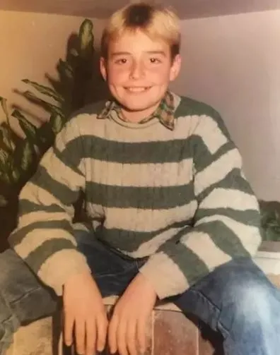 Fotoğrafta el sallayan bu küçük erkek çocuğu şimdilerin ünlü popçusu! Tavırları hala aynı