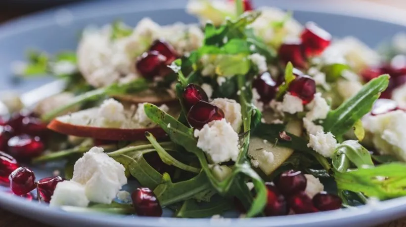Narlı beyaz peynirli salata tarifi: Hem hafif hem de lezzetli