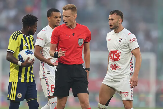 gornik-zabrze-fenerbahce-canli-kanarya-polonyada-tur-icin-sahada-ilk-yari-sona-erdi-1785350760232.jpeg