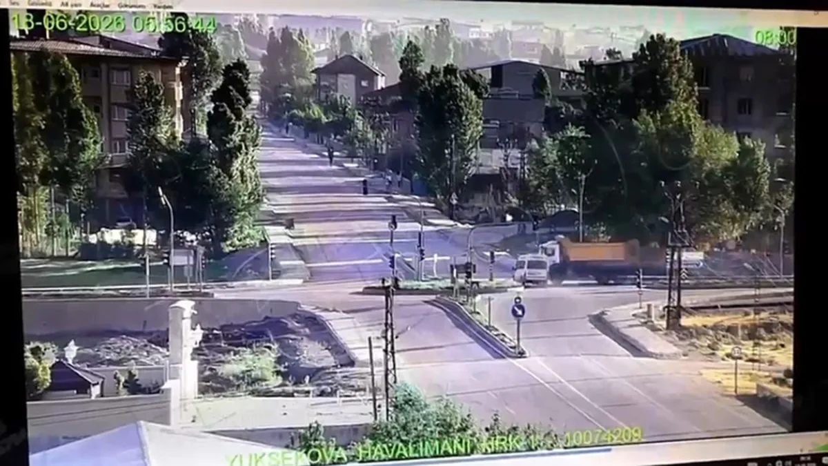 Hakkari'de feci kaza: Yolcu minibüsü kamyonla çarpıştı! 3 ölü, 2 yaralı...