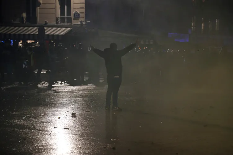 Fransa’da genel grev sürüyor: Polisten biber gazıyla müdahale