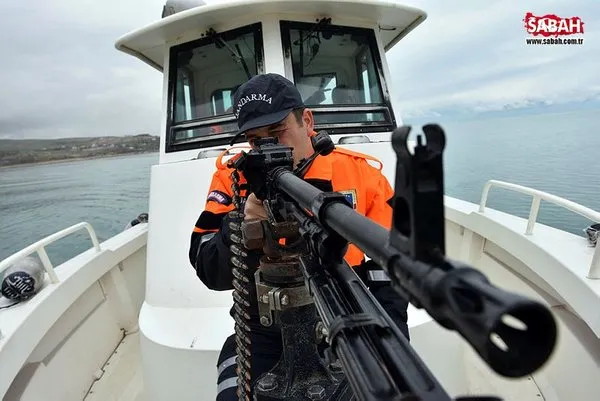 Jandarma Komutanlığı kaçak avcılara göz açtırmamak için hem kıyıda hem gölde nöbette!