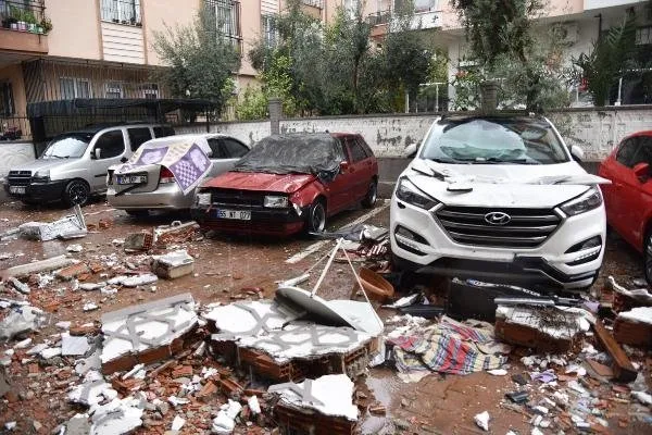 Son dakika haberi | Meteoroloji uyarmıştı: Antalya’dan korkunç görüntüler geliyor: Eve yıldırım düştü zannettik!