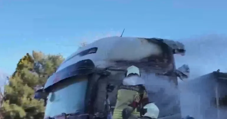 Ankara’da seyir halindeki hafriyat kamyonu yandı