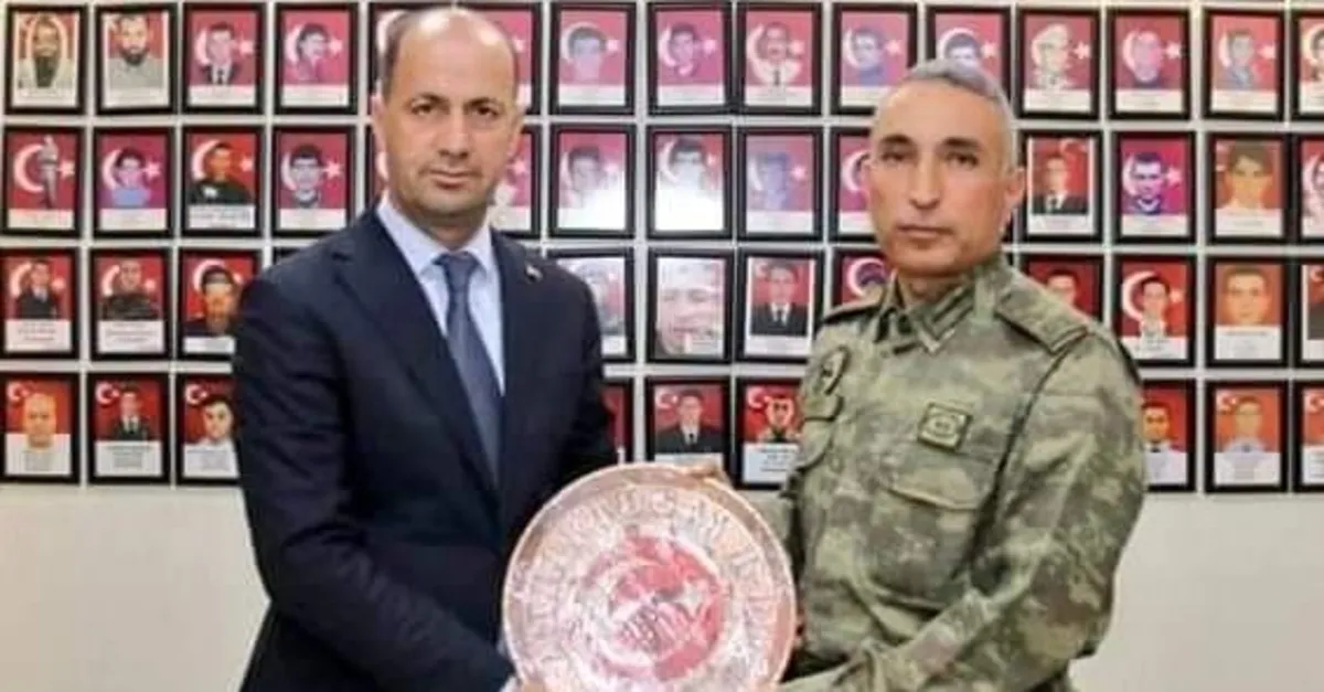 Parkda siyayotgan ayollar Jinsiy aloqa bilan tovuq mushuk