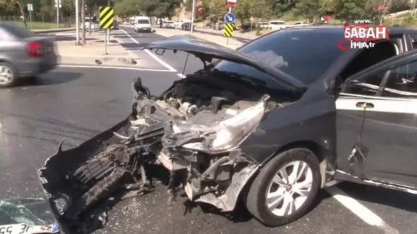 Kırmızı ışıkta geçti otomobil ve motosiklete çarptı: 3 yaralı | Video