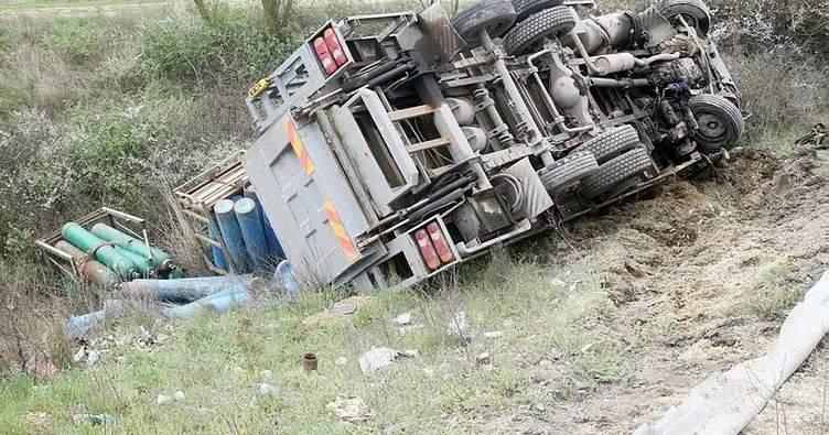 Son Dakika: Tekirdağ’da oksijen tüpü yüklü kamyon devrildi