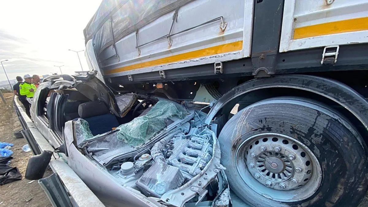 TIR'a çarpan otomobildeki 2 kişi öldü