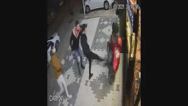 son-dakika-aci-cig-kofte-dayagi-olayinin-yasandigi-dukkana-bira-siseleri-ile-saldirdilar-iste-o-anlar-1614636331889.jpg Son dakika: 'Acılı çiğ köfte dayağı' olayının yaşandığı dükkana bira şişeleri ile saldırdılar! İşte o anlar
