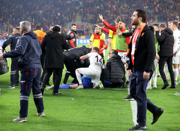 Son dakika haberi: Göztepe-Altay maçında cinayet girişimi! İşaret fişeği atılan taraftar kanlar içinde yerde kaldı | Altay kalecisi de hastanelik oldu