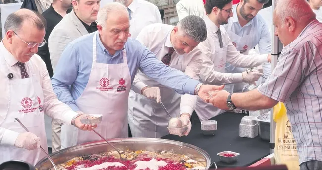 Aşure bereketi paylaşıldı
