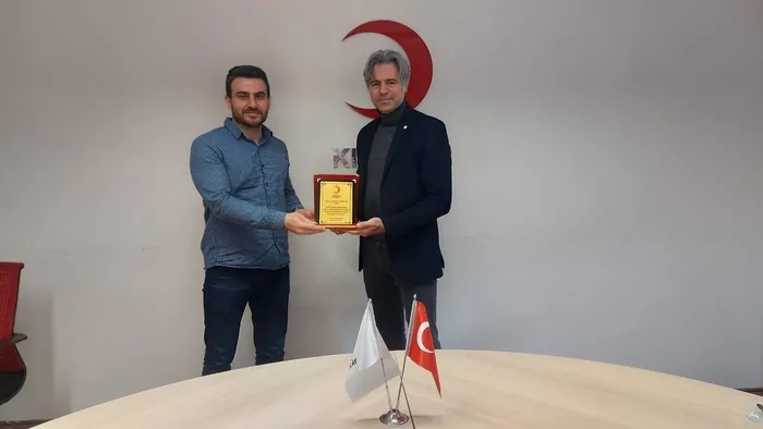 turkuvaz-medyaya-kizilaydan-2-tesekkur-plaketi-1640095227404.jpg