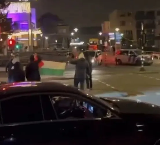 Alçak İsrail taraftarları terör estirdi! Amsterdam sokaklarında Filistin destekçilerine iğrenç saldırı