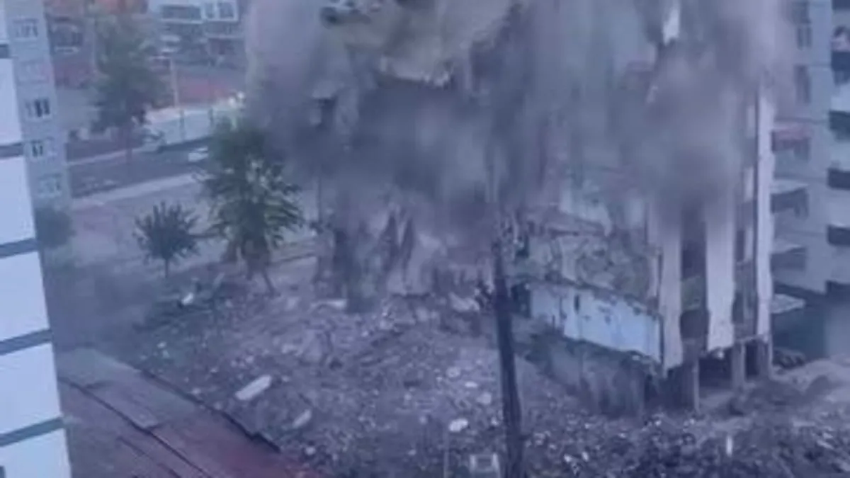 Diyarbakır’da ağır hasarlı binaların yıkımlarına devam ediliyor: 8 katlı bina tek dokunuşta yerle bir oldu! Diyarbakır’da ağır hasarlı binaların yıkımlarına devam ediliyor: 8 katlı bina tek dokunuşta yerle bir oldu!