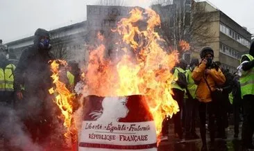 Fransa’da sarı yelekliler otoyol gişesini ateşe verdi