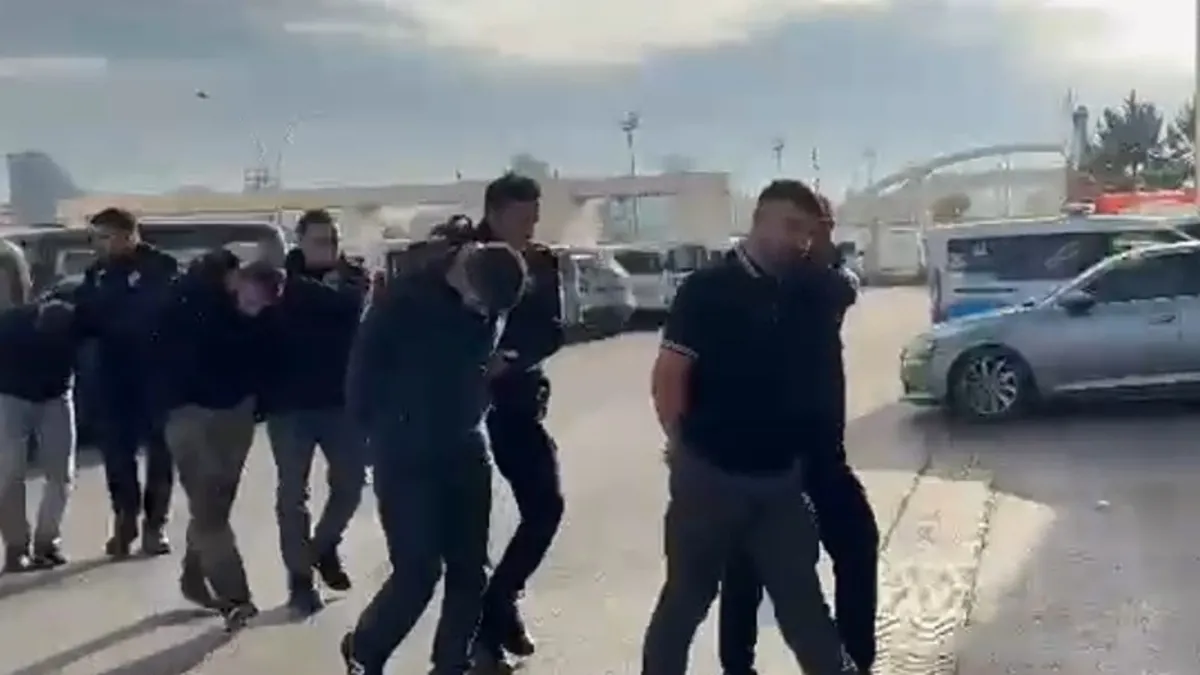 Ankara’da sosyal medyada silahlı fotoğraf paylaşımlarına yönelik operasyon! 9 şüpheli yakalandı Ankara’da sosyal medyada silahlı fotoğraf paylaşımlarına yönelik operasyon! 9 şüpheli yakalandı