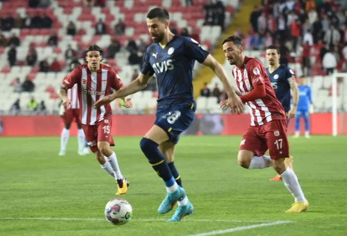 son-dakika-ziraat-turkiye-kupasinda-buyuk-heyecan-sivasspor-fenerbahce-macinda-ilk-yarida-gol-sesi-yok-1683141566117.jpg