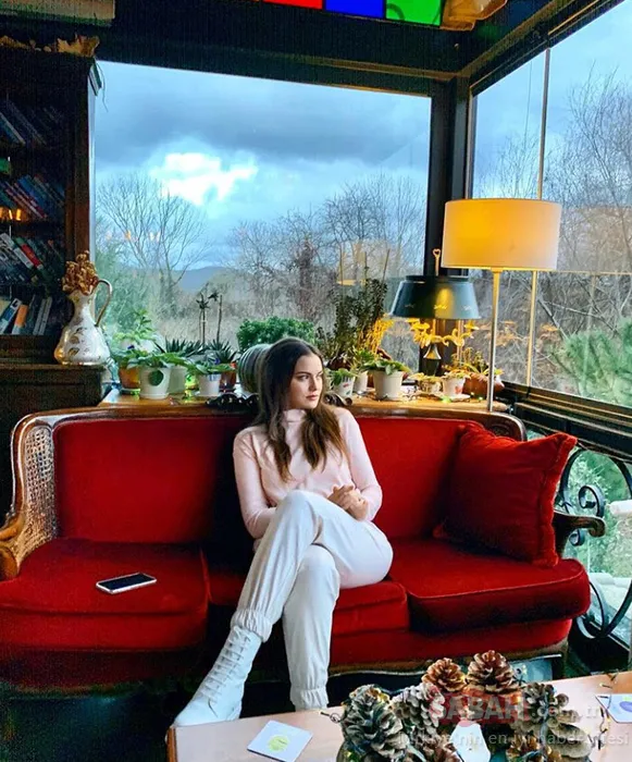 Fahriye Evcen 2019'a veda pozu ile büyüledi! Fahriye Evcen'in doğum kilolarından tamamen kurtulduğu dikkatlerden kaçmadı...