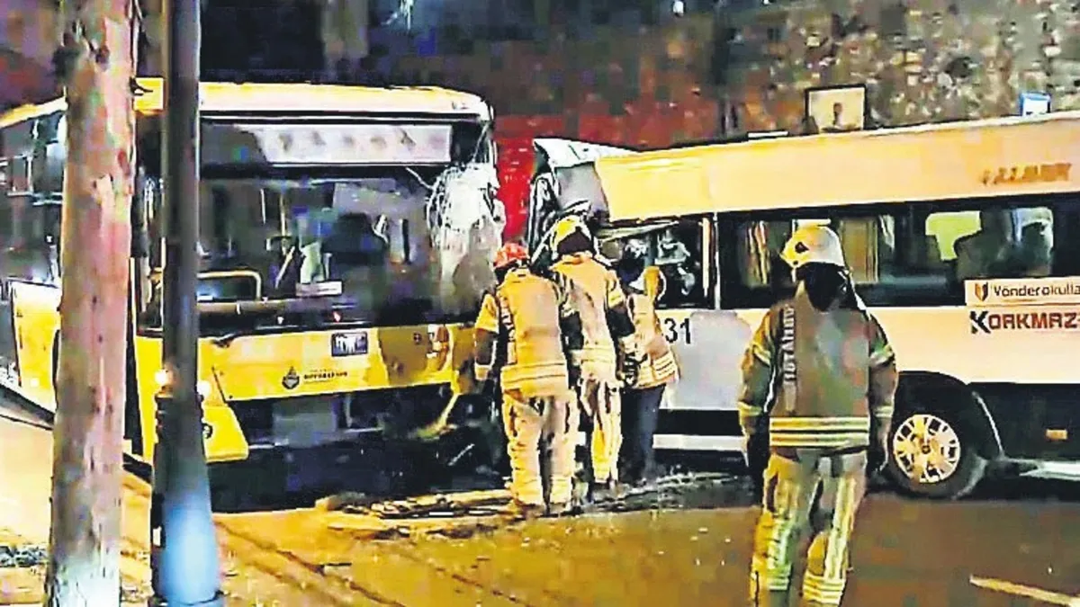 İETT otobüsü servis minibüsüyle çarpıştı: 2 yaralı İETT otobüsü servis minibüsüyle çarpıştı: 2 yaralı