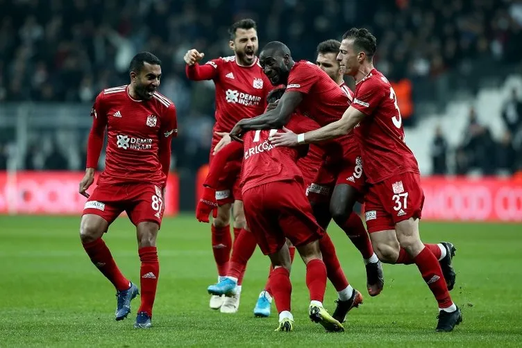 Rıdvan Dilmen Beşiktaş - Sivasspor maçını yorumladı! Burak Yılmaz’ın pozisyonu...