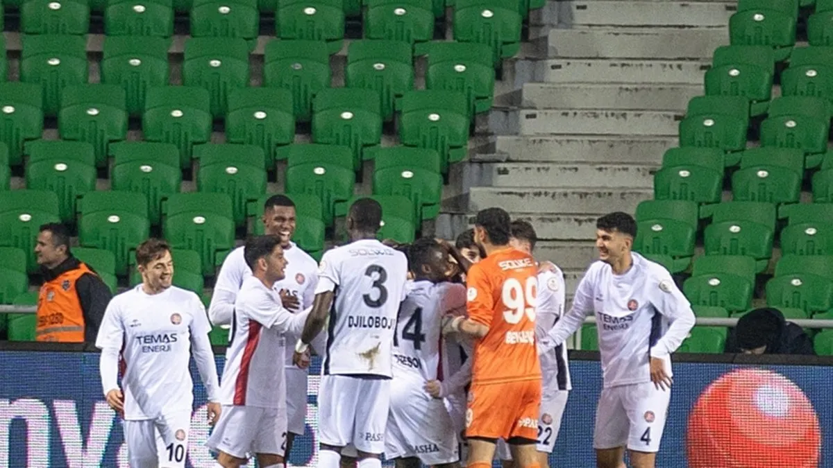 Trendyol 1. Lig: Fatih Karagümrük, deplasmanda 3 golle güldü! Trendyol 1. Lig: Fatih Karagümrük, deplasmanda 3 golle güldü!
