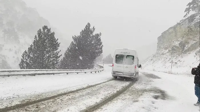 ÖZEL Yoğun kar yağışı ulaşımı etkiliyor