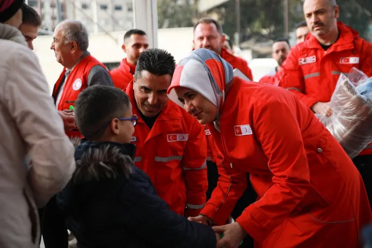 Özgür Suriye’ye dost eli ilk koşan Türkiye oldu