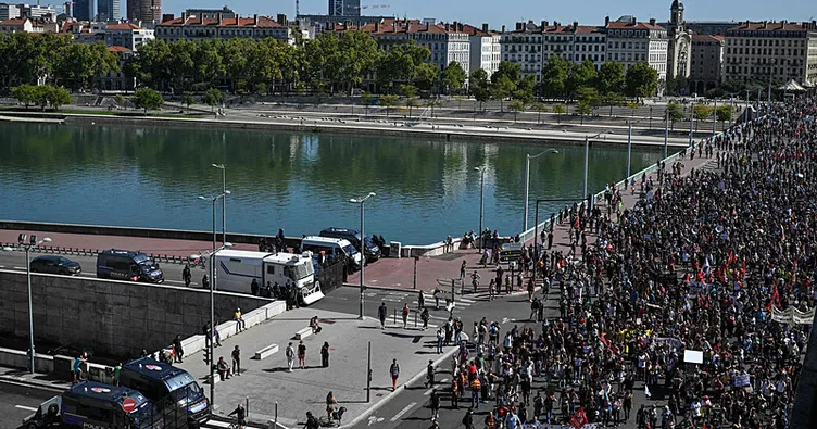 Fransa’da eylemler durulmuyor: Kadın göstericiye tekme ve hakaret