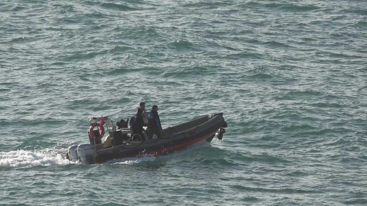 Antalya’da dalgalarla boğuşan 2 kişiyi deniz polisi kurtardı! Antalya’da dalgalarla boğuşan 2 kişiyi deniz polisi kurtardı!