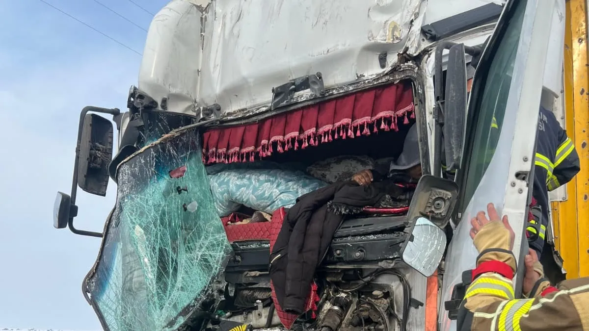 Seyir halindeki TIR, park halindeki TIR’a ok gibi saplandı: Sürücüsü ağır yaralandı! Seyir halindeki TIR, park halindeki TIR’a ok gibi saplandı: Sürücüsü ağır yaralandı!