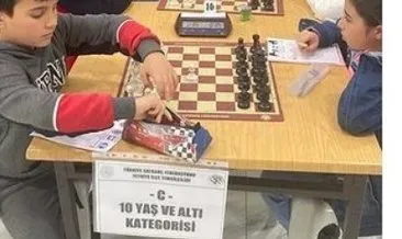 Satranç Turnuvası’nda dereceye girenler törenle ödüllerini aldı