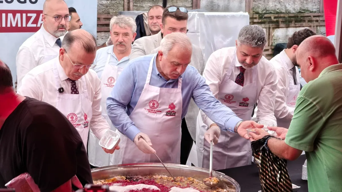 Eminönü Mısır Çarşısı'nda aşure dağıtımı