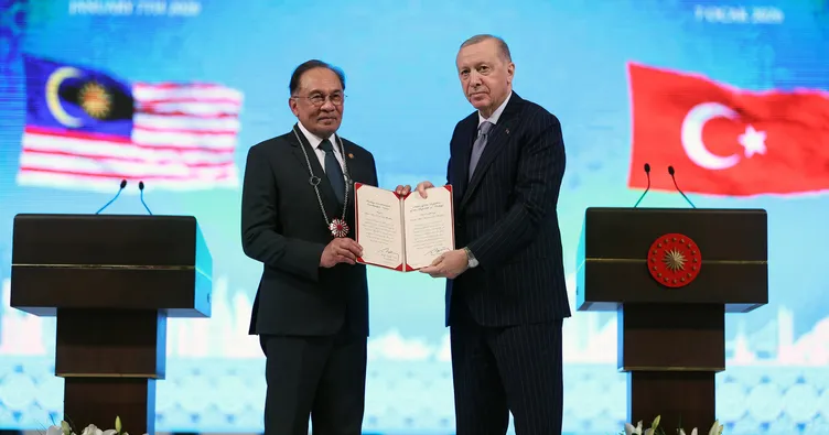 Malezya Başbakanı Enver’e Cumhuriyet Nişanı