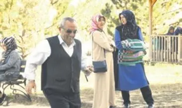 Babaya görevlilerden alkışlı karşılama