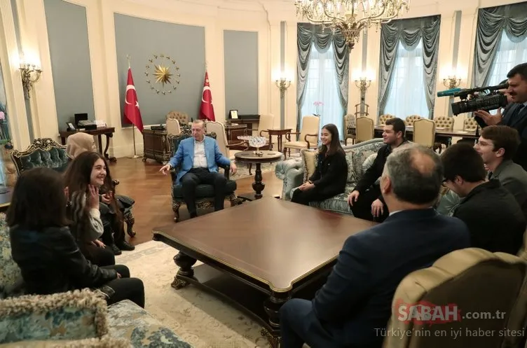 Erdoğan, çaya davet ettiği öğrencileri Külliye'de ağırladı