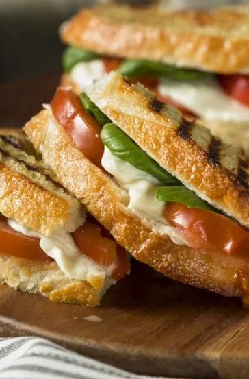 Mozzarella caprese panini tarifi: Ferahlatan kahvaltı seçeneği!