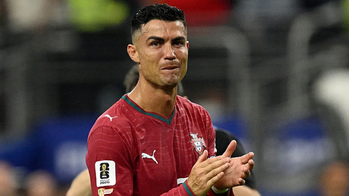 Cristiano Ronaldo, Dünya Kupası maçında top sürerken