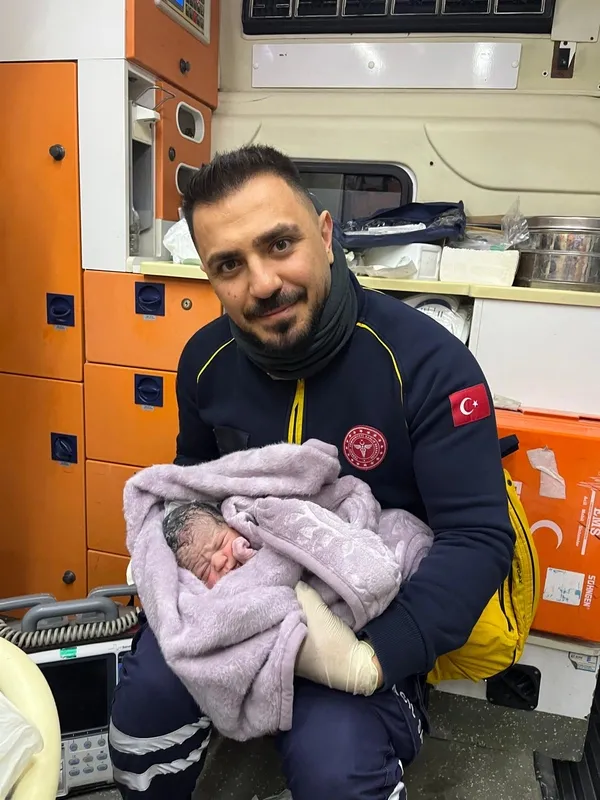 sanliurfada-ambulansta-yolda-dogan-cocuga-saglikcinin-ismini-verdiler-1740395763217.jpg