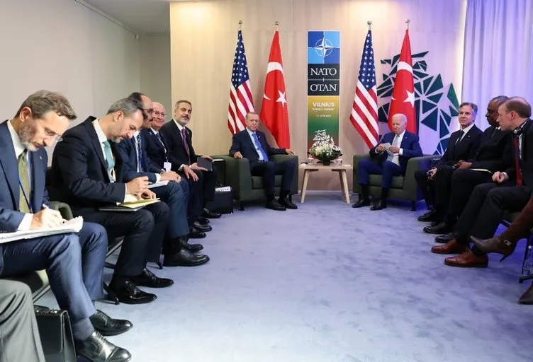 Başkan Erdoğan’ın yoğun diplomasi trafiği devam ediyor! Yanı başındaki 4 kitap dikkat çekti