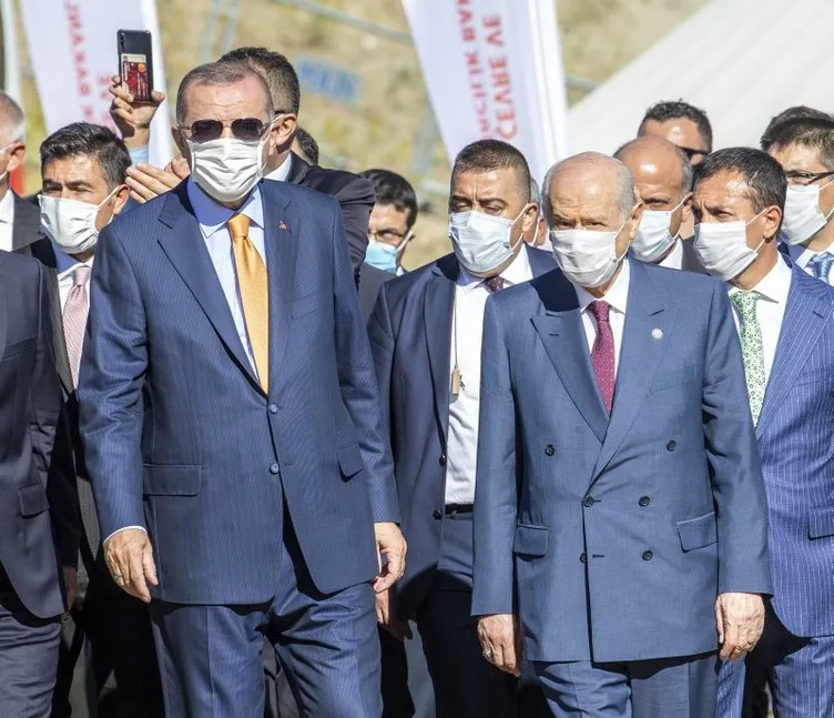 Başkan Erdoğan'dan Malazgirt Zaferi kutlamaları öncesi Ahlat Selçuklu Meydan Mezarlığı'na ziyaret