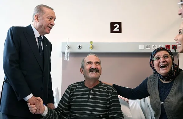 baskan-erdogandan-antalya-sehir-hastanesinde-tedavi-goren-hastalara-ziyaret-1709410371624.jpg