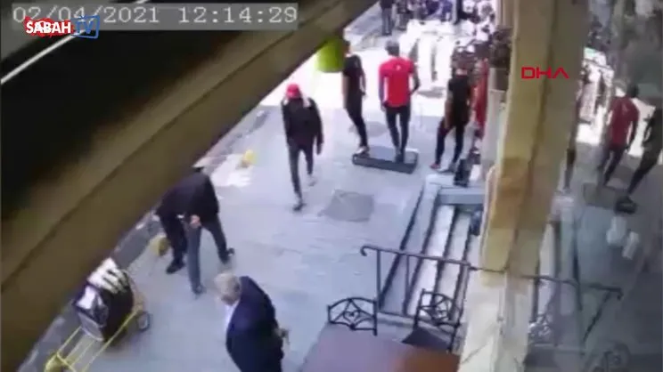 Fatih'te 5 kişi yolda karşılaştığı husumetlisini sopalarla darbedip bıçakladı | Video