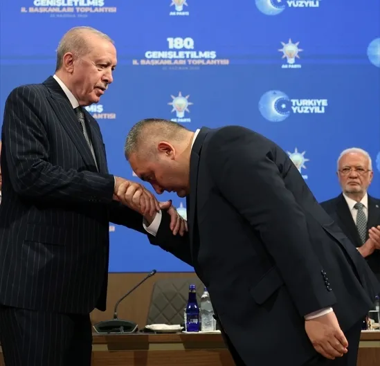 SON DAKİKA... Mesut Özarslan, Rasim Arı ve Mehmet Özcan AK Parti'de! Rozetlerini Başkan Erdoğan taktı
