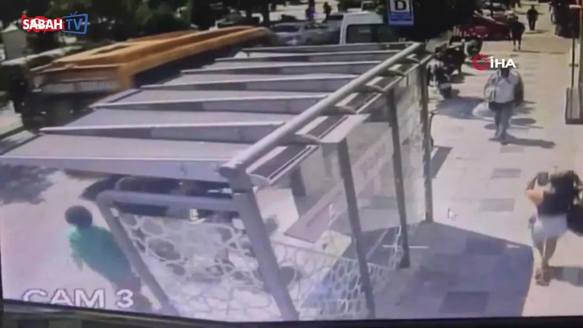 Silivri’de feci kaza! Kamyonet durağa daldı: 1 kadın yaralandı… O anlar kamerada videosunu izle Silivri’de feci kaza! Kamyonet durağa daldı: 1 kadın yaralandı… O anlar kamerada videosunu izle