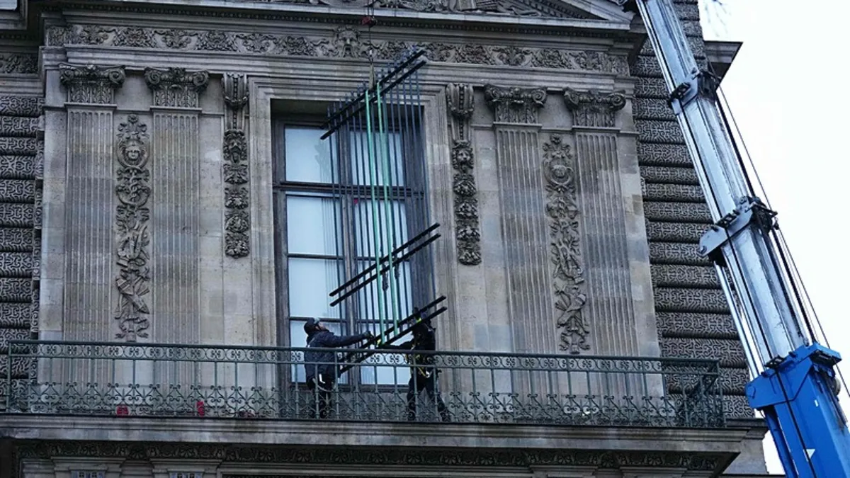 Louvre Müzesi’ne demir parmaklık önlemi Louvre Müzesi’ne demir parmaklık önlemi