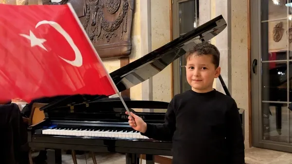 istiklal-marsinin-yil-donumunde-duygulandiran-surpriz-minik-piyanist-caldi-salon-ayaga-kalkti-1773254787482.jpg