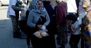 Mehmetçik Afrin'de yerel halkla ekmeğini paylaşıyor