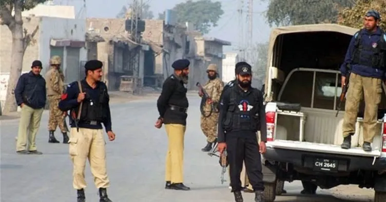 Pakistan’da polise saldırı: 3 ölü