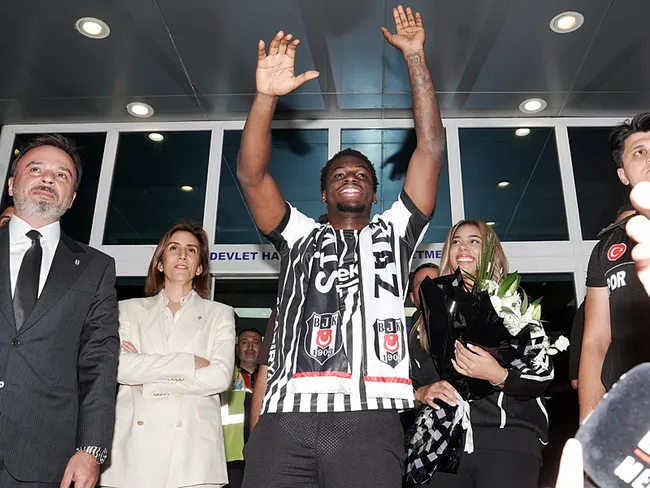 hollandali-futbolcu-ernest-poku-besiktas-icin-istanbula-geldi-1787700357601.jpg